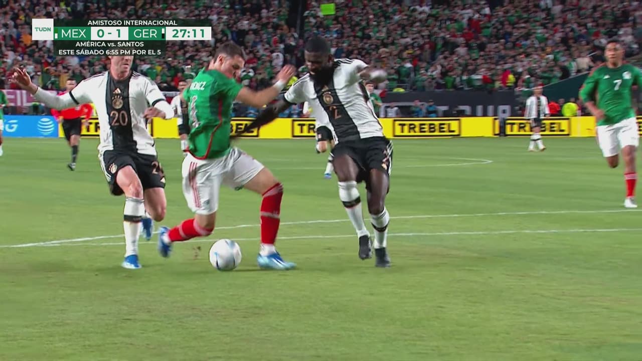 ¡Polémica! México pide penal sobre Santi, pero el árbitro deja correr