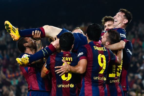 Los jugadores del Barcelona festejaron a Lionel Messi por conseguir superar el récord de más goles en el fútbol español que le pertenecía a Telmo Zarra.