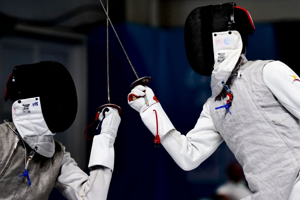La esgrima nació como entrenamiento miligar en el Renacentismo y luego se transformó en deporte. Se divide en tres variantes: sable, espada y florete, prueba en la que compite este dueto.