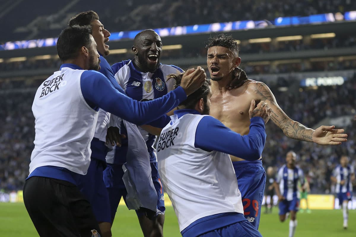 El delantero brasileño Tiquinho (derecha) anotó el gol de la victoria del Porto al minuto 85.