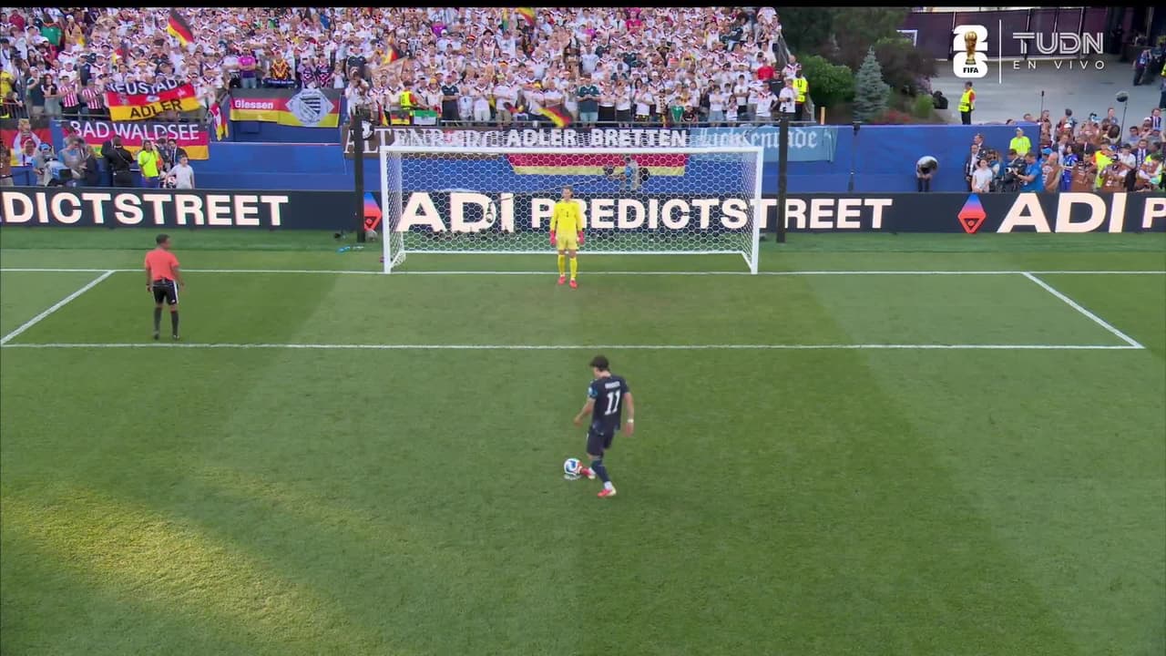 ¡GOL!  anota para Paraguay. Mauricio