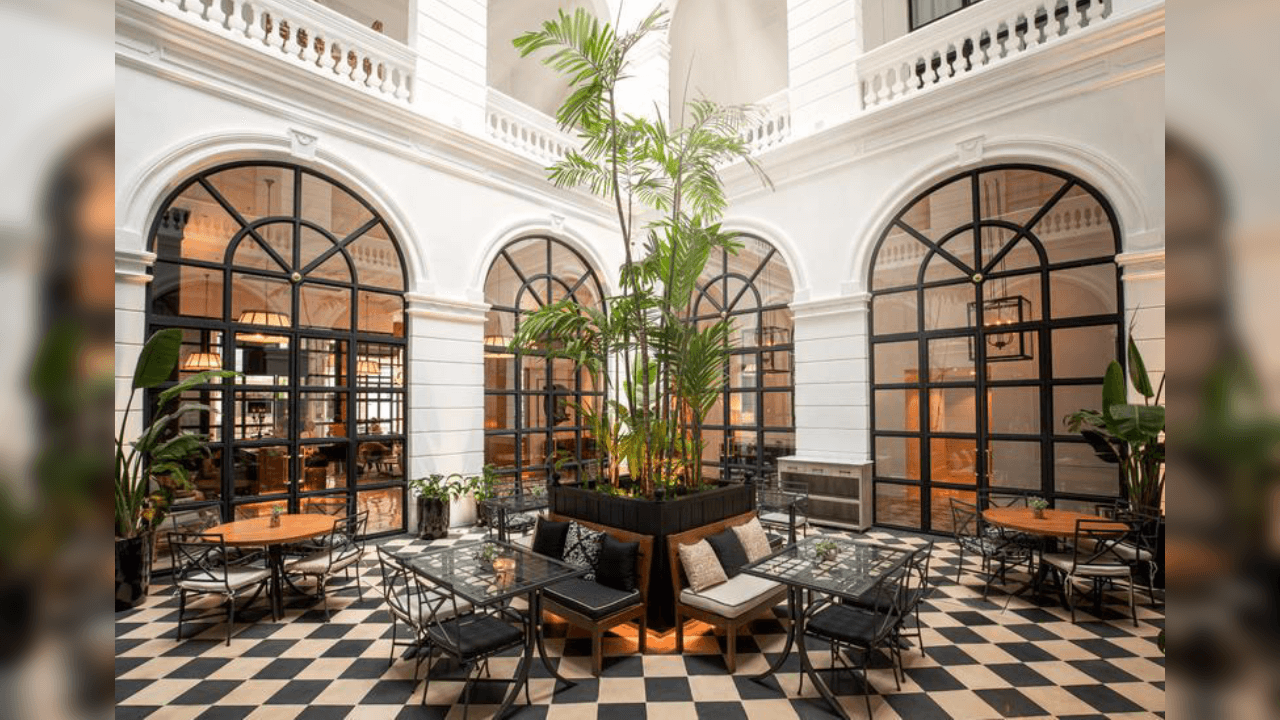 Un edificio construido bajo los cimientos de la arquitectura neoclásica que ofrece al casco antiguo de Asunción la combinación perfecta entre tradición, cultura, vanguardismo y comodidad.