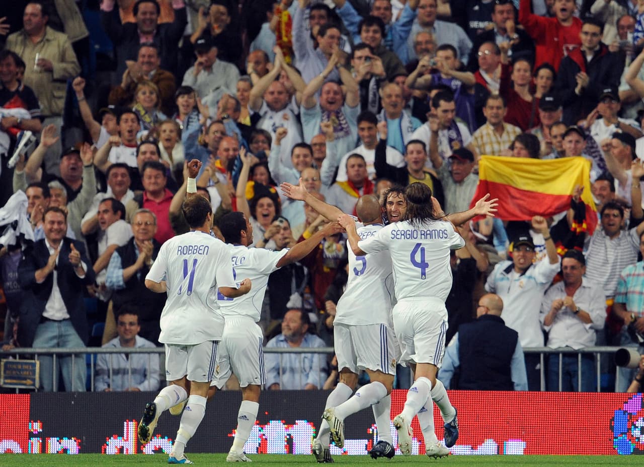 El estadio Santiago Bernabéu vivió una fiesta con goleada a costa de su gran rival, que vivió la doble humillación del pasillo y la paliza 4-1 en contra.