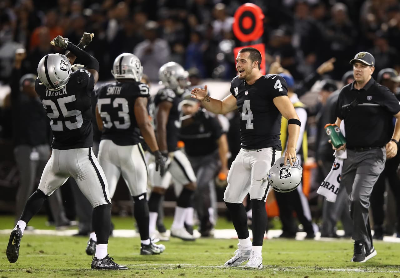 Derek Carr, QB de los Raiders, feliz por el récord que lleva su equipo (7-2).