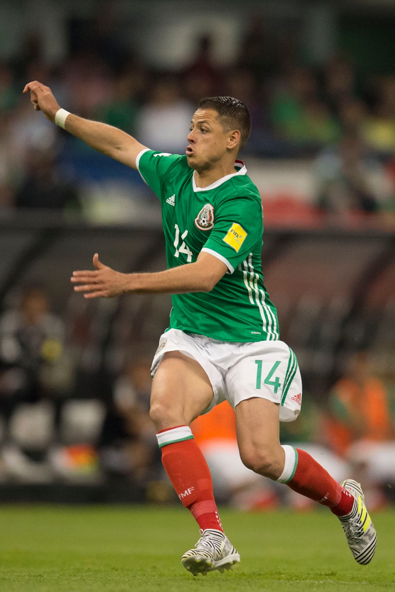 Chicharito no tuvo su mejor partido. Además de su error en el gol de los Estados Unidos, al ataque no tuvo jugadas de peligro gracias a la buena defensa norteamericana.