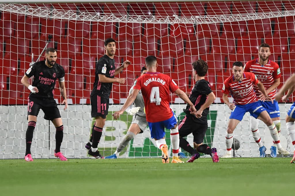 El Real Madid muestra su poderío y con los goles de Luka Modric, Rodrygo, Ávaro Odriozola y Karim Benzema, el Real Madrid golea 1-4 al Granada y aprietan al Atlético de Madrid en la pelea por el título de La Liga.