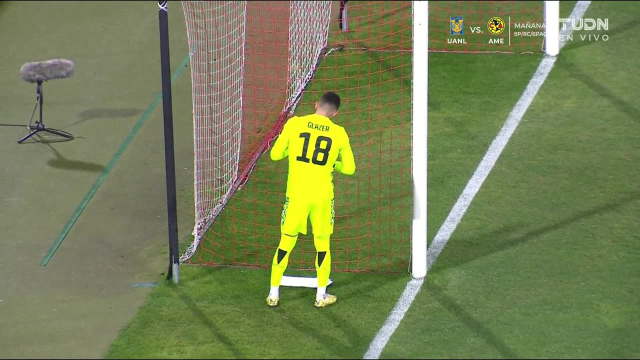 Arranca el partido y la pelota está en juego.