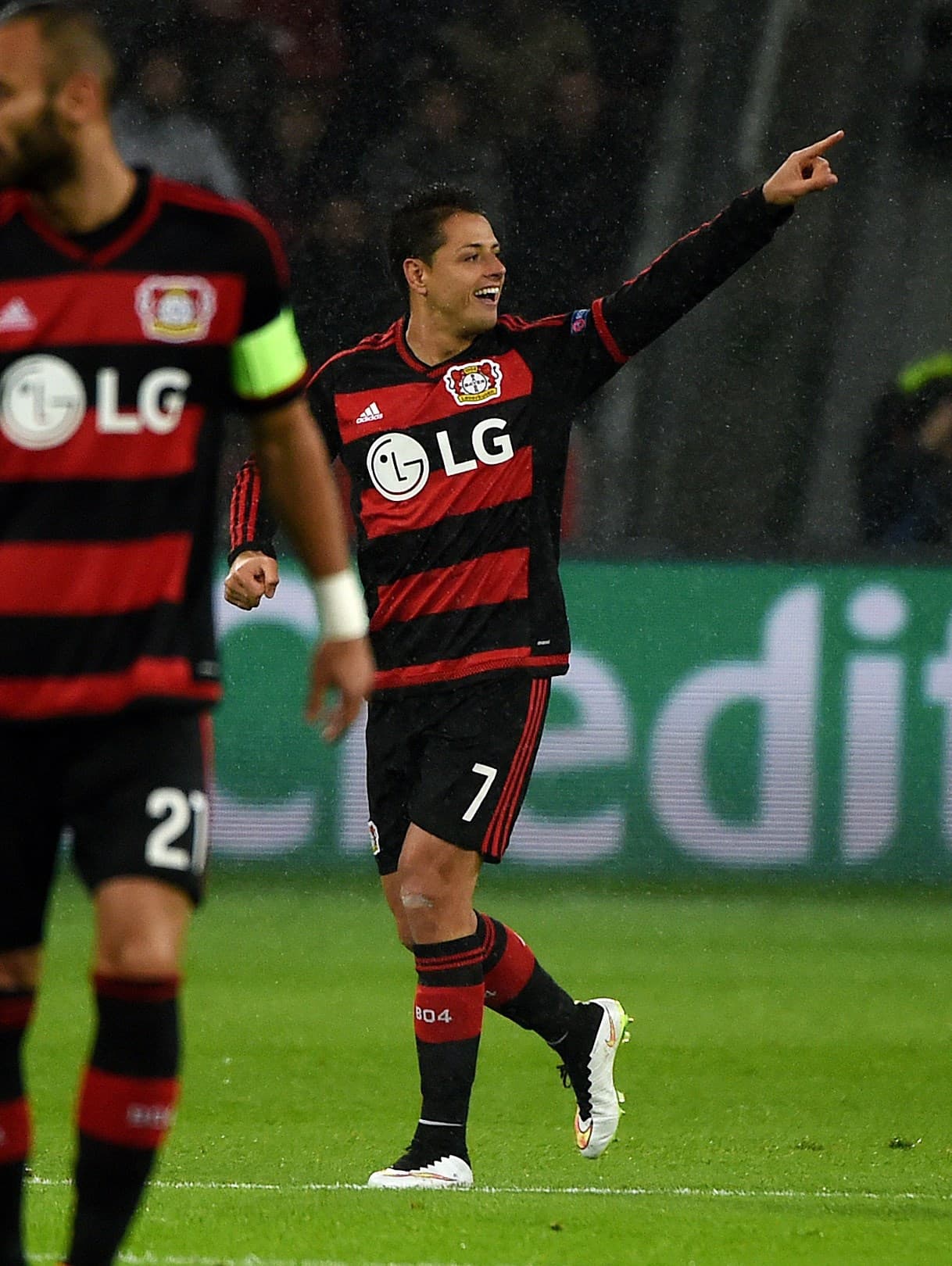 'Chicharito' Hernández volvió a anotar pero Leverkusen cayó ante Colonia