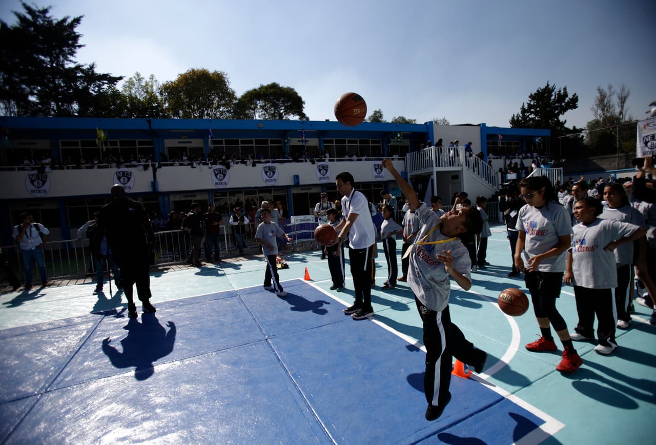 Desde muy temprano Rice tomó su lugar en un transporte especial donde se promocionaba los partidos de baloncesto.