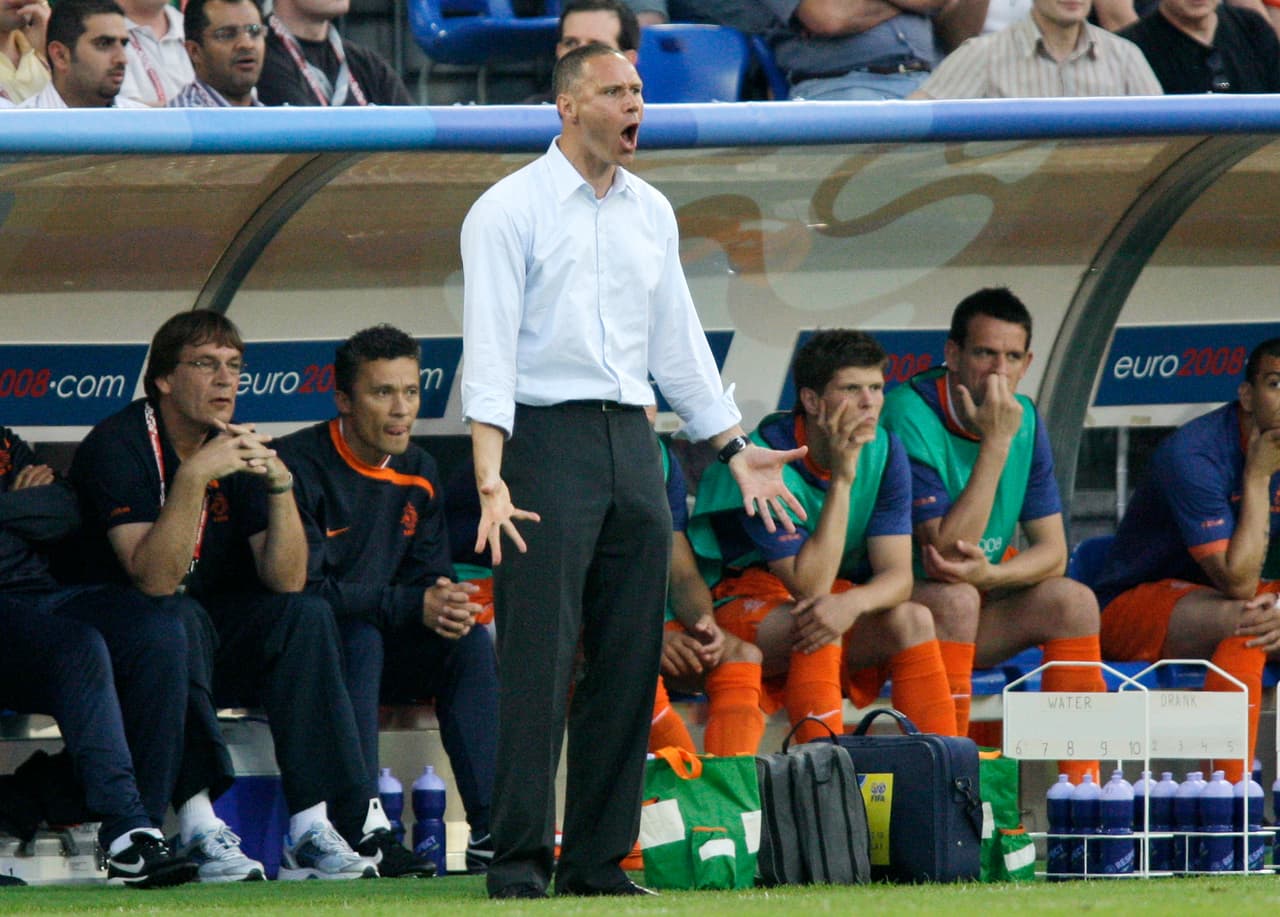 Fue timonel de los Países Bajos en el Mundial de 2006, quedando eliminados en Octavos de Final y en la Euro 2008 llegaron hasta Cuartos de Final. No consiguió títulos dirigiendo al Ajax, SC Heerenveen y AZ Alkmaar.