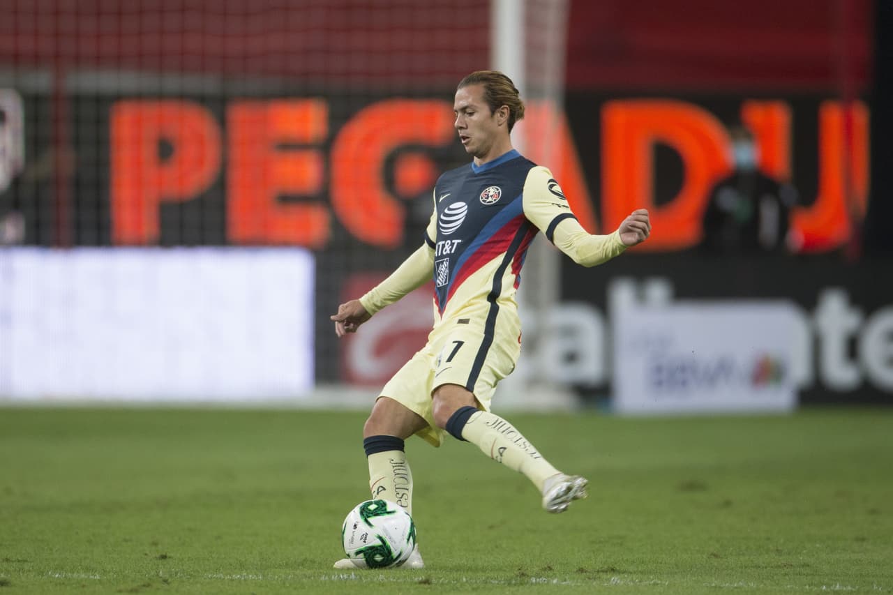 Cristian Calderón saca un potente disparo al minuto 81 y termina dándole la victoria 1-0 sobre las Águilas del América.