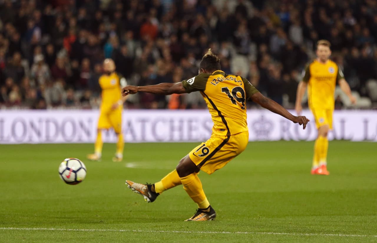 Para lamento de la afición londinense, el colombiano Izquierdo armaría una gran jugada individual al minuto 46. Recortó hacia adentro, eludió a dos defensas y de pierna derecha sacó un remate potente.