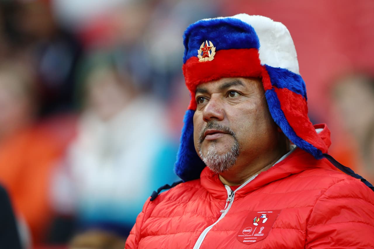 Como ha venidos siendo costumbre, los aficionados han adoptado algunos accesorios del invierno ruso para acompañar sus atuendos. Como este señor, que además le combina la bandera con los colores de Chile.