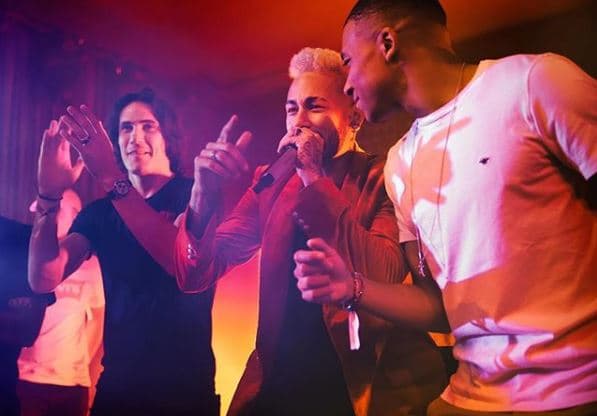 La MCN (Mbappé, Cavani y Neymar) junta cantando y festejando.