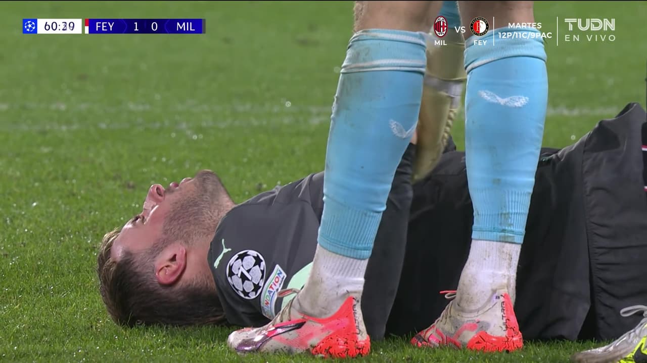 ¡Santi se lastima! El mexicano intenta rematar de cabeza y se hace daño