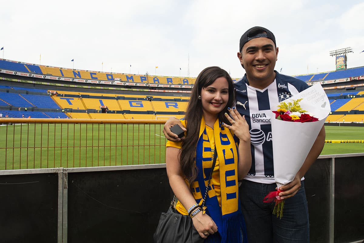 La antesala al Clásico 117 sirvió para unir a una feliz pareja de fanáticos del fútbol.