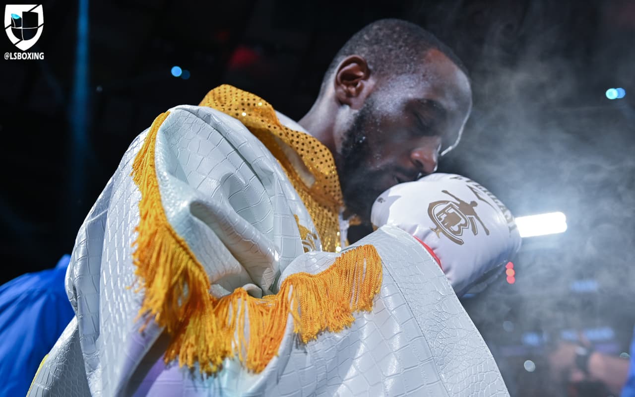Terence Crawford retuvo su cetro wélter de la OMB tras dominar a Amir Khan en el Madison Square Garden de Nueva York.