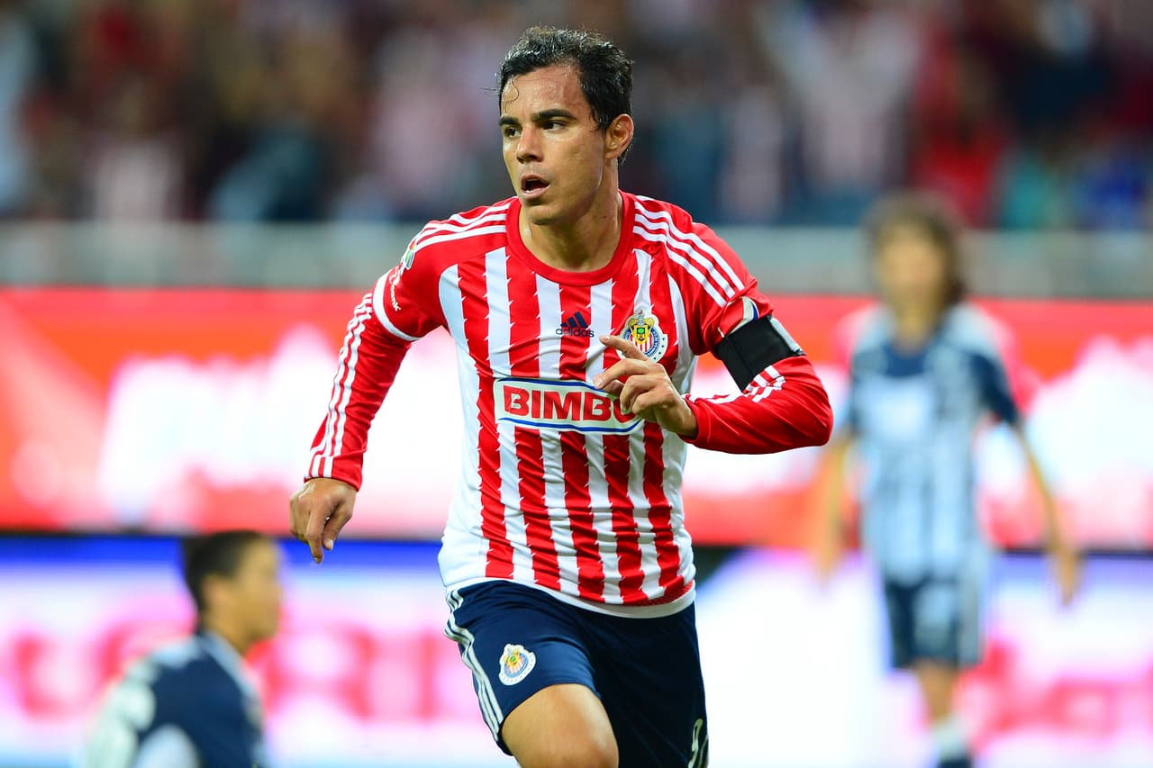 Omar Bravo volvió a ser el factor que inclinó la balanza a favor de Chivas en su duelo ante Monterrey, el veterano goleador sigue aumentando su récord de goles, ahora con una diana frente a los Rayados.