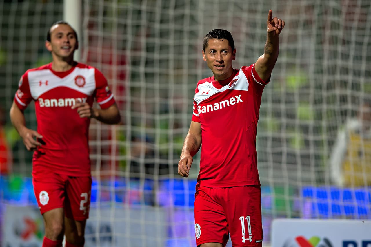 Siguiendo con los mediocampistas goleadores tenemos a Carlos Esquivel, el volante de Toluca cerró una gran actuación con un golazo ante Xolos, además de dar buenos pases y centros en el juego.