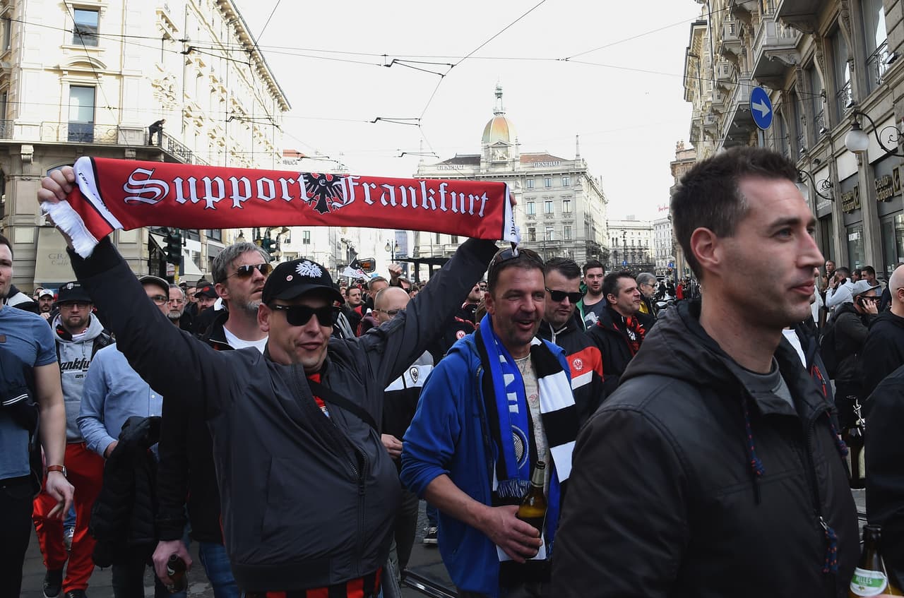 La fiesta en Milán fue cortesía de un gran grupo de fanáticos del Eintracht Frankfurt que se reunieron en la Piazza del Duomo antes de ir al Stadio San Siro incluso con la presencia del presidente del equipo, Peter Fischer, quien se contagió de la alegría que desbordaban con sus banderas y fundas alegóricas a las Águilas.