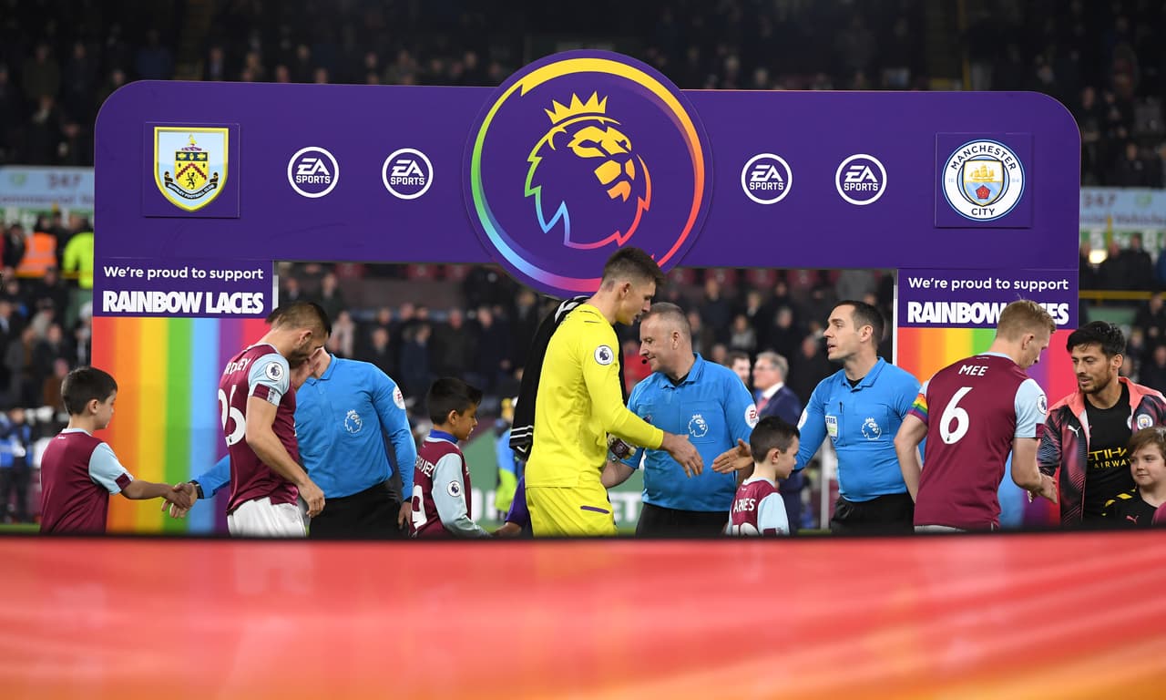Por dos semanas, los partidos de la Premier League se llenarán de arcoíris para celebrar la campaña ‘Rainbow Laces’ como muestra de apoyo a la comunidad LGTB dentro y fuera del futbol, donde no haya discriminación y demostrar que el poder del futbol une a la gente.