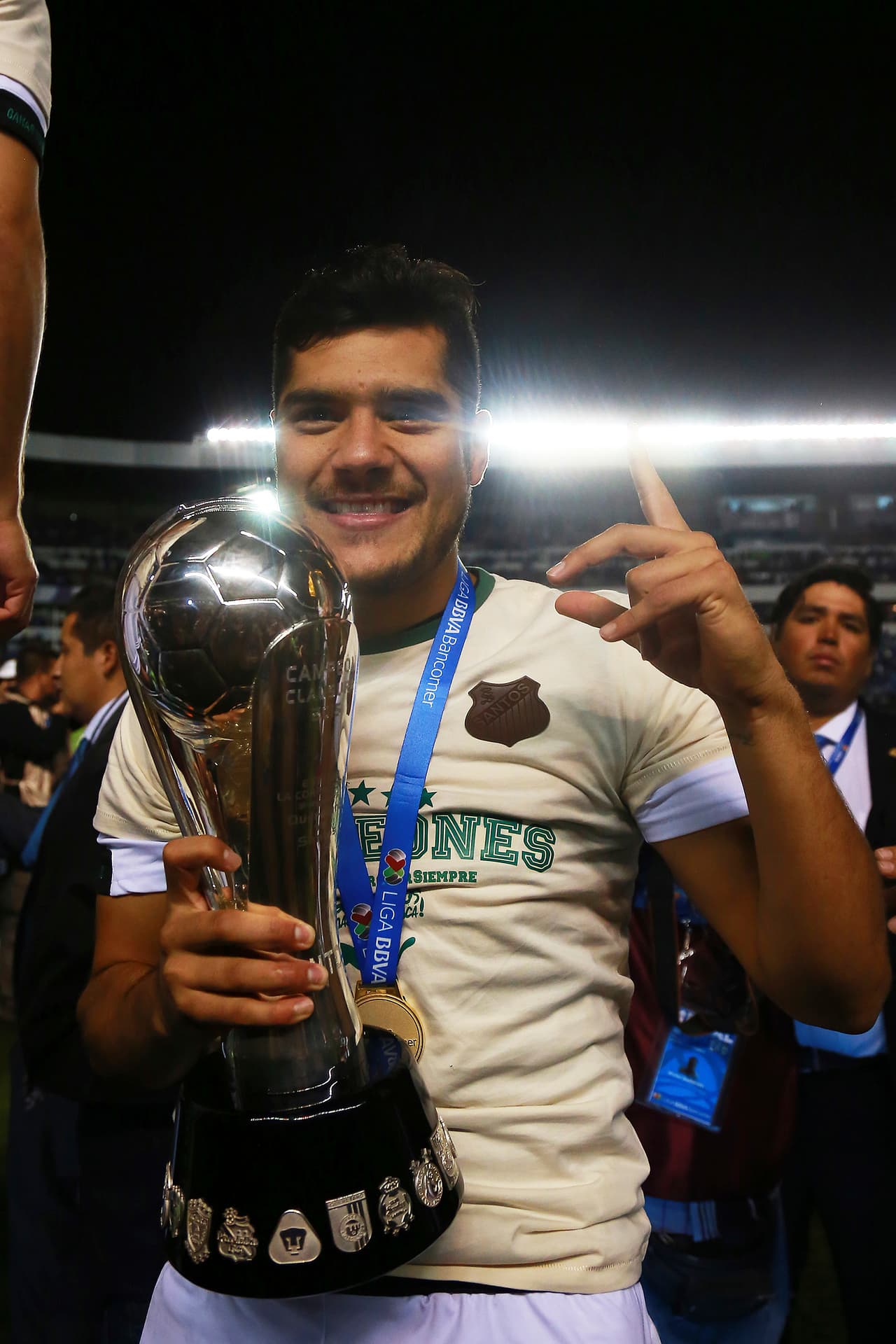 Javier Orozco.- CALIFICACIÓN 5: Desde el arranque estuvo perdido, y fue relevado antes de que finalizara la primera parte para aguantar el rival que los presionaba.