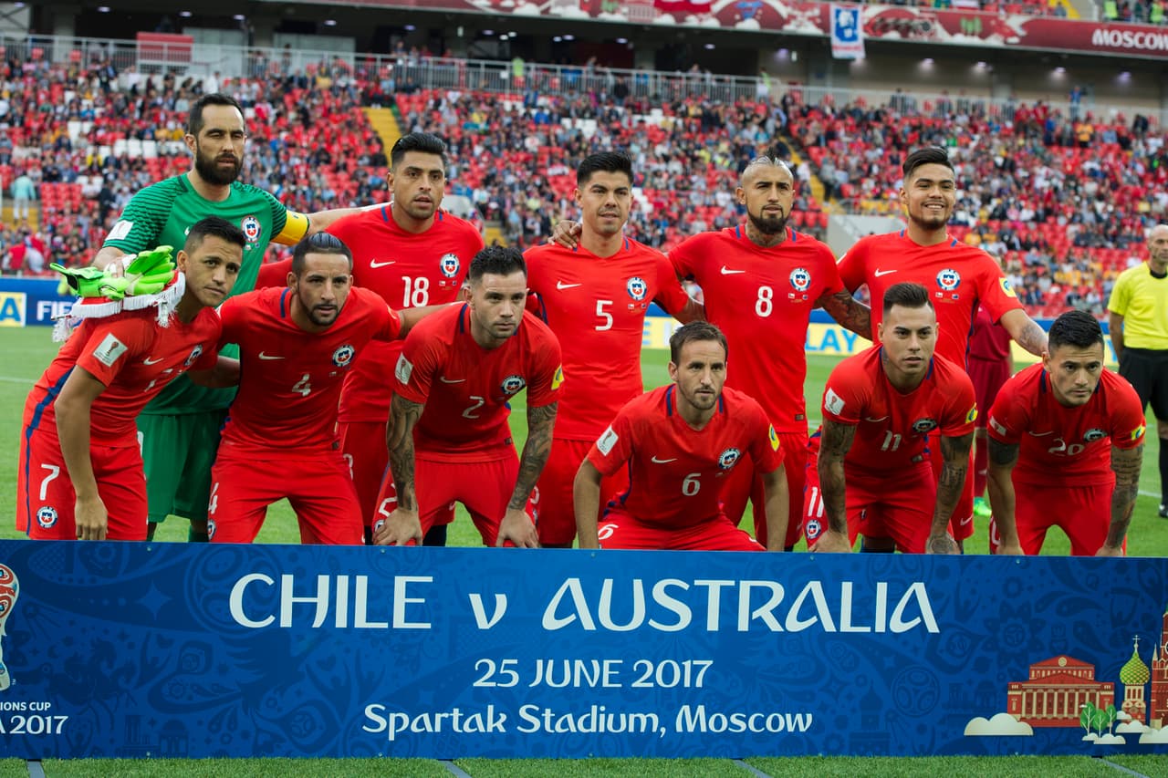 Este fue el once de Chile: Bravo, Mena, Isla, Silva, Fuenzalida, Vargas, Diaz, Jara, Aranguiz, Vidal, Alexis Sánchez.