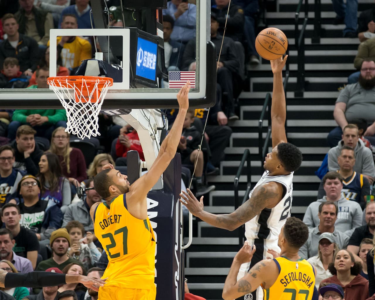 <b>San Antonio 105-139 Utah</b>. El Jazz (12-13) parece repuntar luego de vencer de manera aplastante a unos alicaídos Spurs (11-13) en Vivint Smart Home Arena.