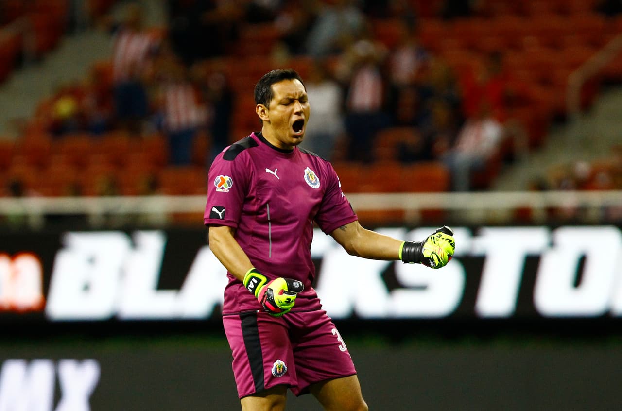 Rodolfo Cota viene en un momento brillante con Chivas de Guadalajara. El arquero busca, en su primer llamado, poder convencer al técnico colombiano de que puede ser titular fijo del equipo. La buena colocación, su reacción a disparos a corta distancia y el liderazgo hacia sus defensores le distinguen.