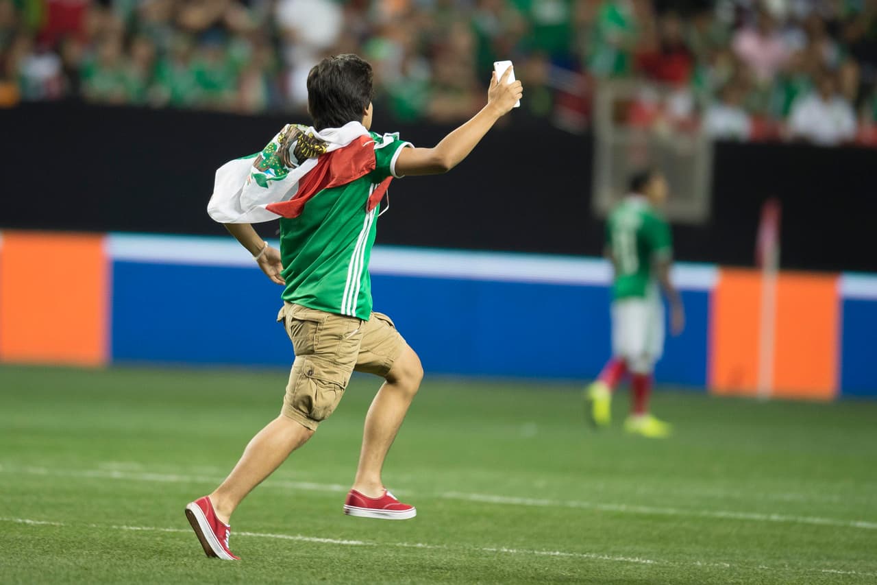 Como curiodisdad, un aficionado se metió al terreno de juego para poder abrazar a sus ídolos.