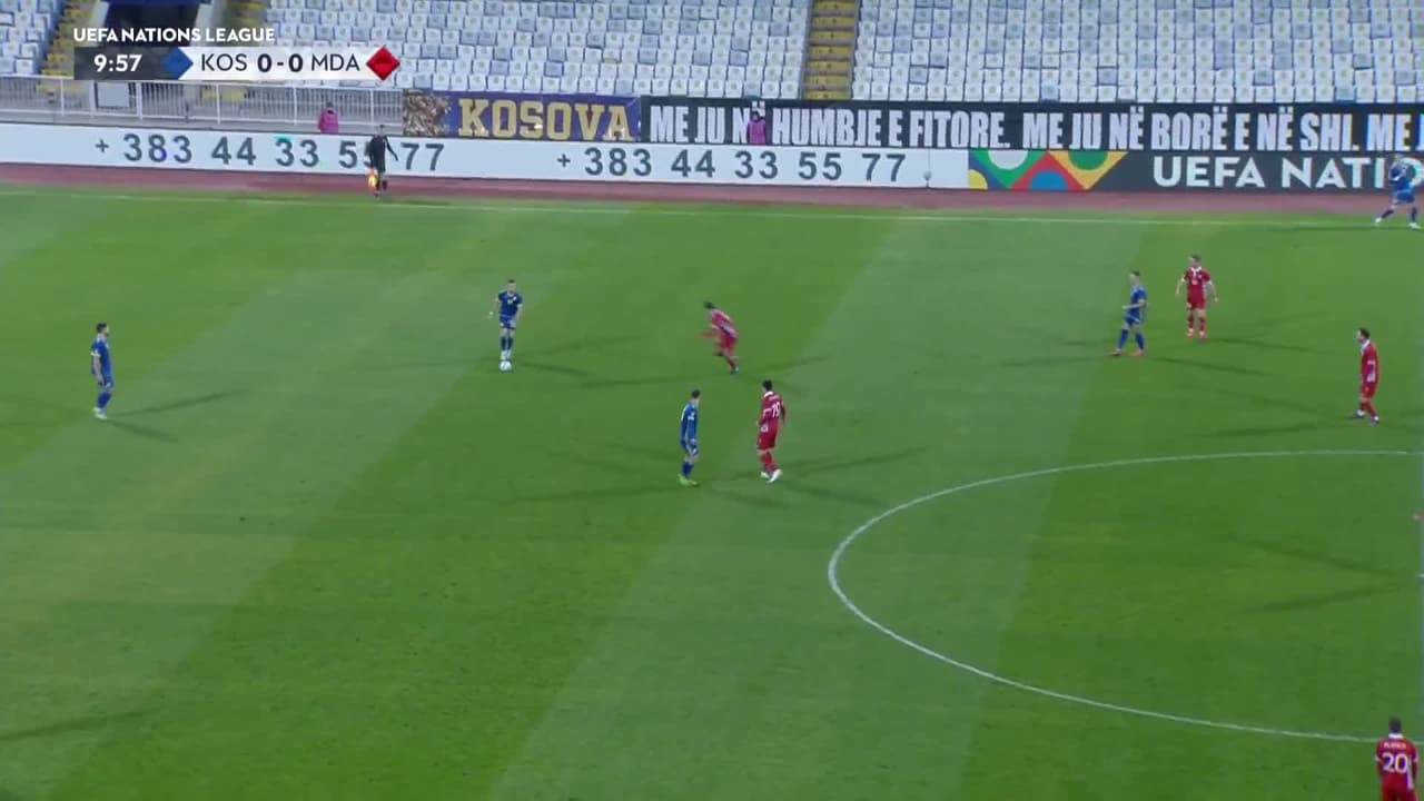 ¡TIRO ATAJADO! disparo por Vedat Muriqi.