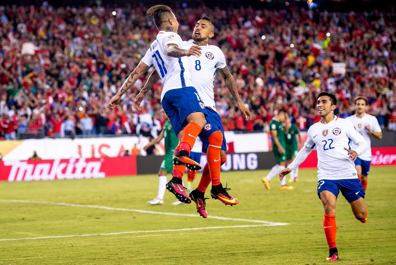 Arturo Vidal de Chile celebra la anotación de su segundo gol, esta vez de tiro penal.
