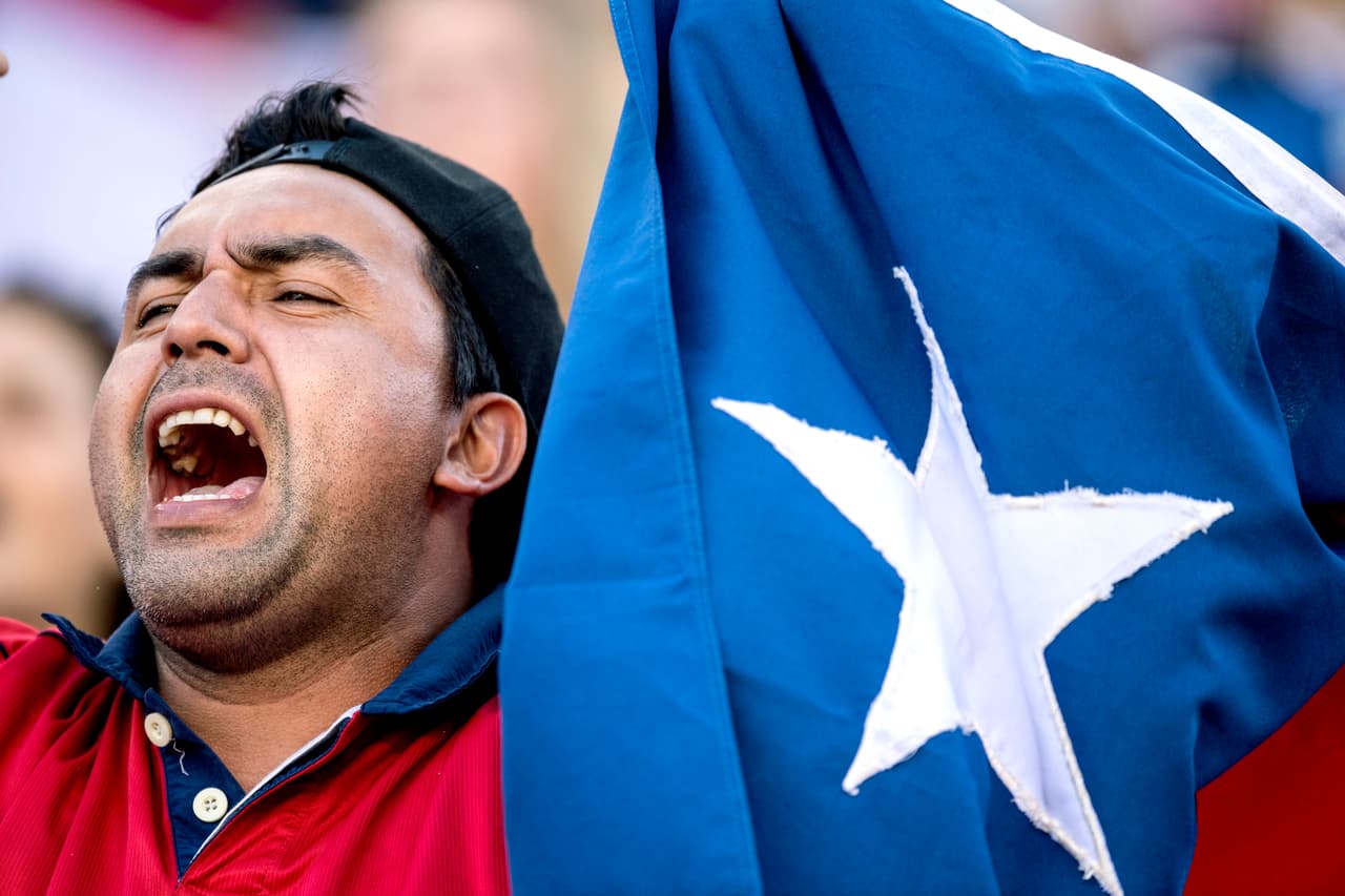 Un seguidor de la selección de Chile esperando el partido en el estadio de Foxborough, Massachusetts, Estados Unidos.