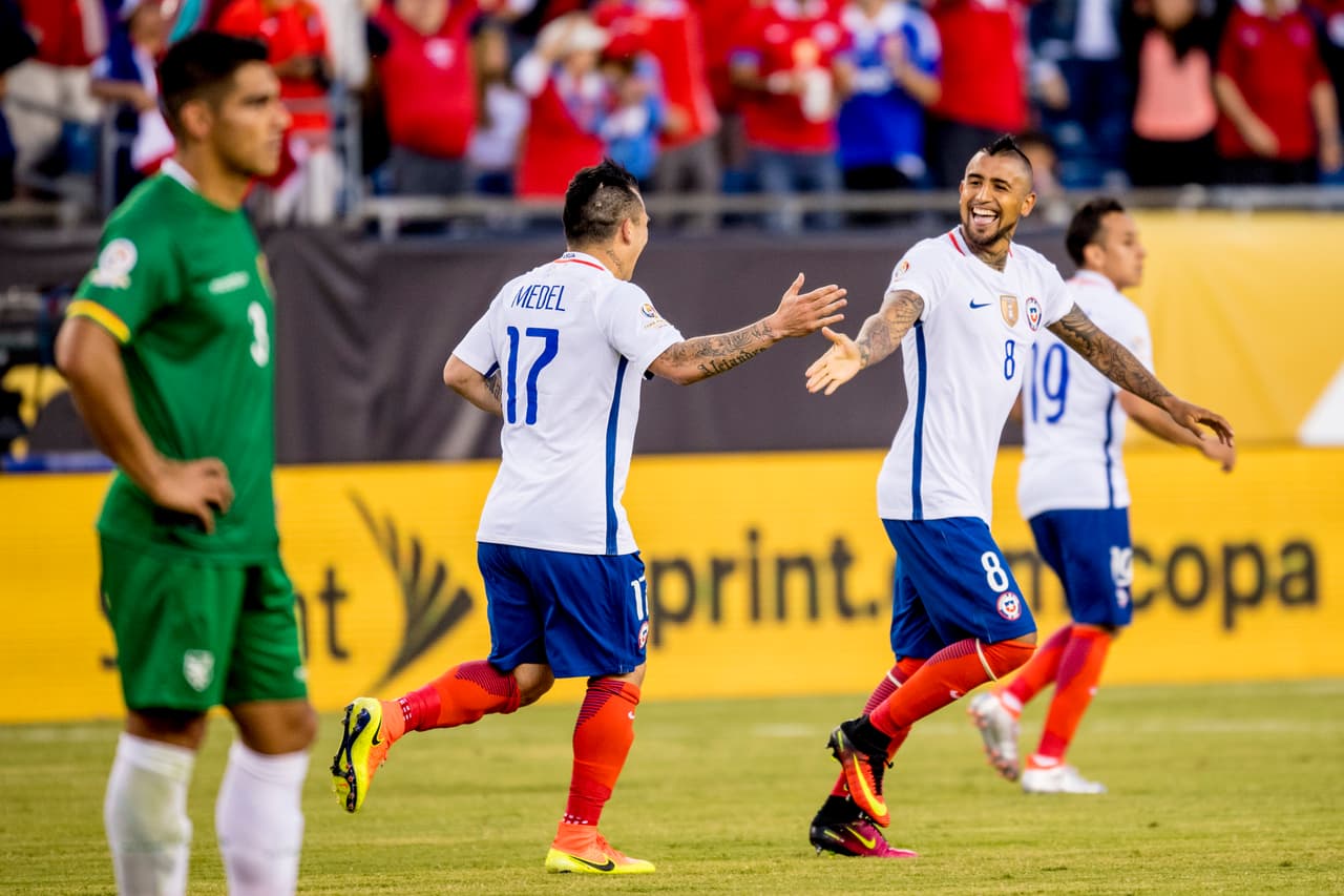 Arturo Vidal de Chile celebra luego de anotar su primer gol ante Bolivia.