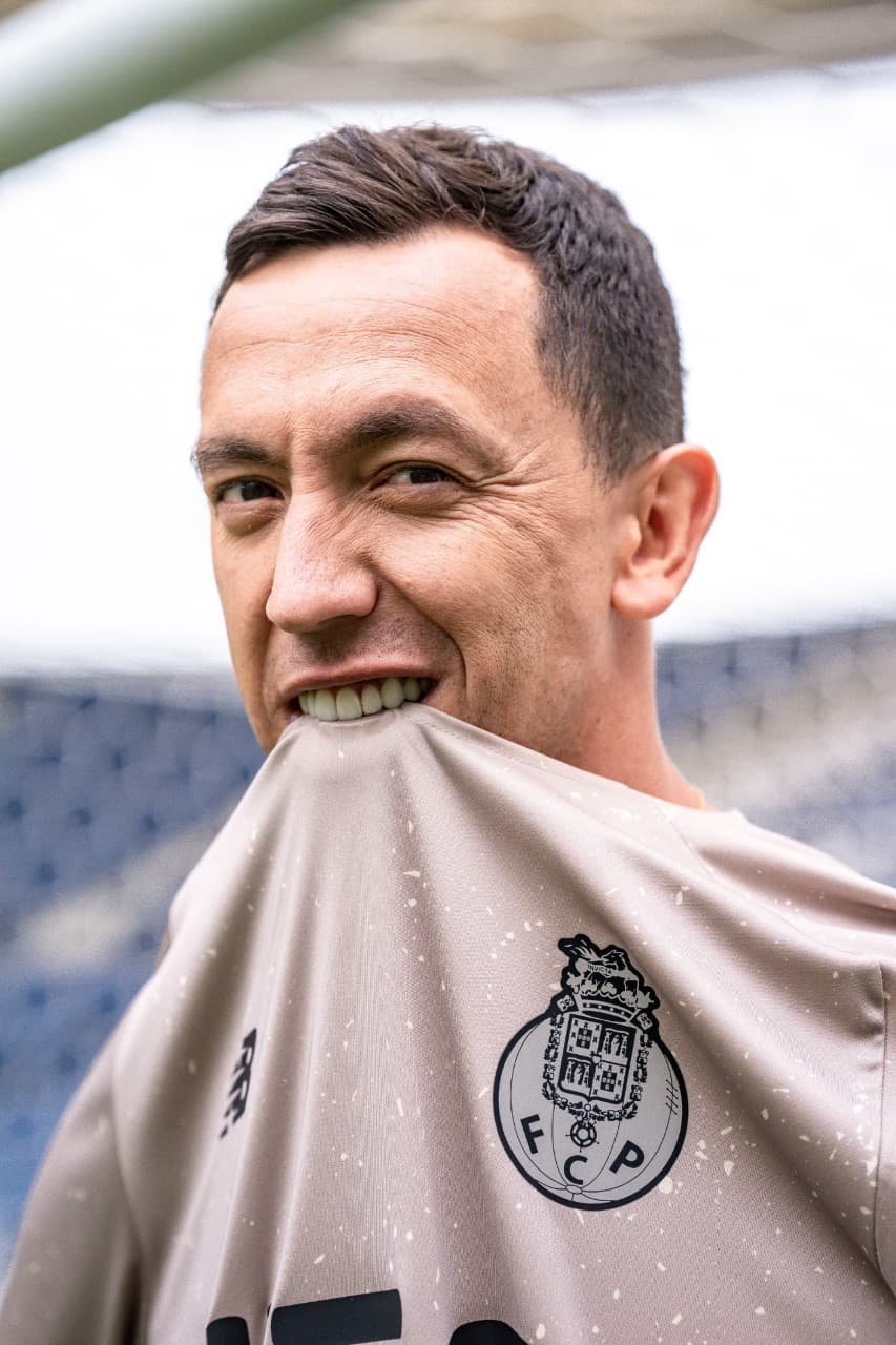 'Tecatito' Corona no aperece en la campaña publicitaria del nuevo Jersey del club y los rumores de su salida son cada vez más fuertes.