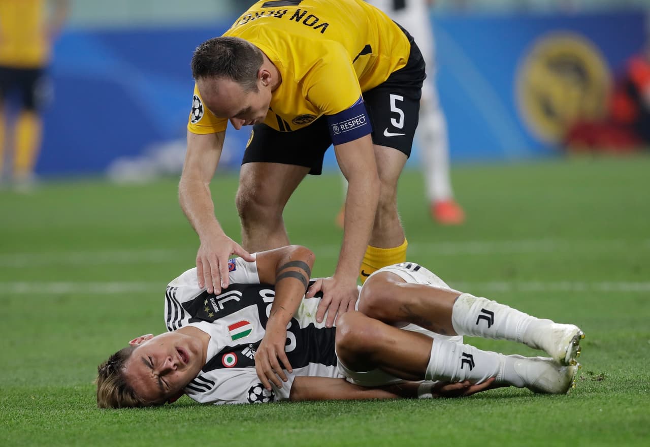 Steve von Bergen le 'taló' el tobillo y el jugador de la Juventus quedó dolorido en el área. Por fortuna no pasó a mayores.