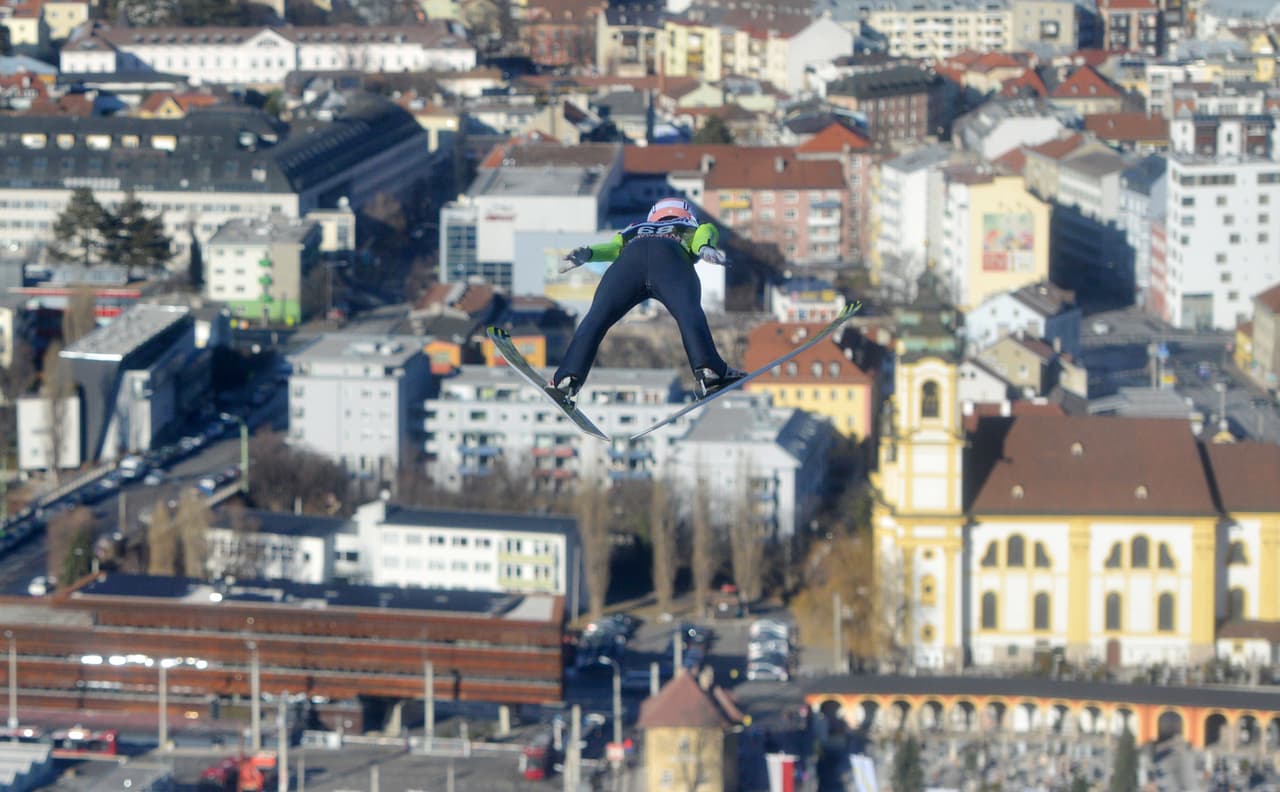 La competencia en Innsbruck (Austria) es la décima en el calendario de la Copa Mundo de salto en esquí masculino de la Federación Internacional de Esquí (FIS), la primera del 2017 y que finalizará el 26 de marzo. La capacidad de los atletas se mezcla con el espectáculo de su vuelo en medio de bellos paisajes y a una gran velocidad.