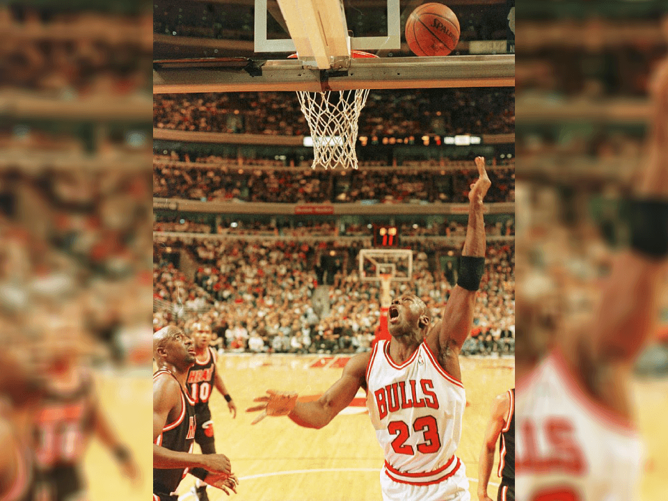 Aunque Jordan no tuvo ‘un momento especial’, durante los playoffs de 1989 y 1990, Michael tuvo sus mejores actuaciones de todos los tiempos, pues promedió 36.7 puntos