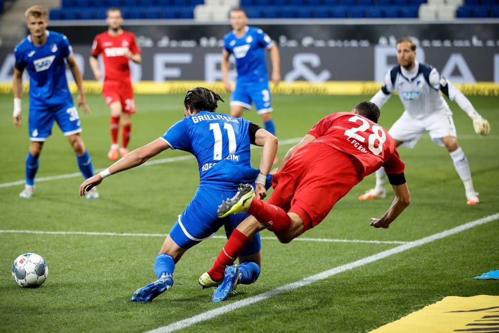 Tremenda lucha por el esférico entre Florian Grillitsch y Ellyes Skhiri en el duelo ganado por el Hoffenheim 3-1 al Colonia.