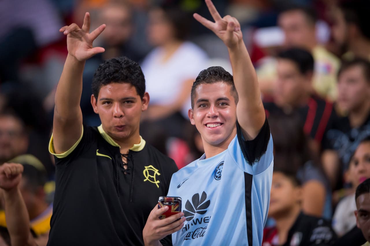 El colorido de la afición en la Jornada 16