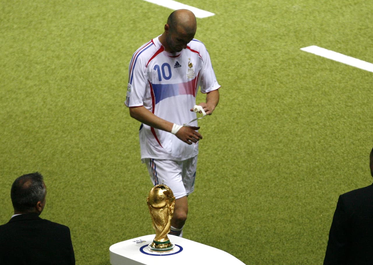 Como para hacer más dramático el cuadro, el rumbo de Zidane tuvo en su recorrido al trofeo del campeón mundial, ese que Italia anímicamente tenía más a la mano por el factor anímico en penaltis.