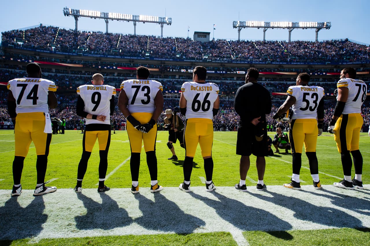 De nueva cuenta, la atención estuvo en la ceremonia del himno. Para este partido todo el roster de los Steelers sí saltó al campo y se mantuvieron de pie.