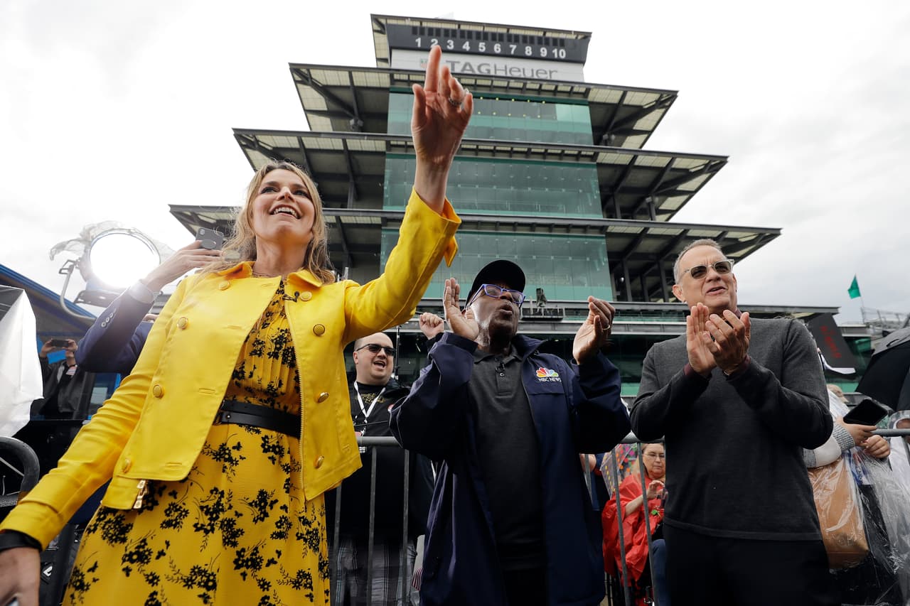 Hanks estuvo junto a Savannah Guthrie y Al Roker en una jornada con espectáculo musical de Sheryl Crow en Indianápolis antes de la tradicional carrera.