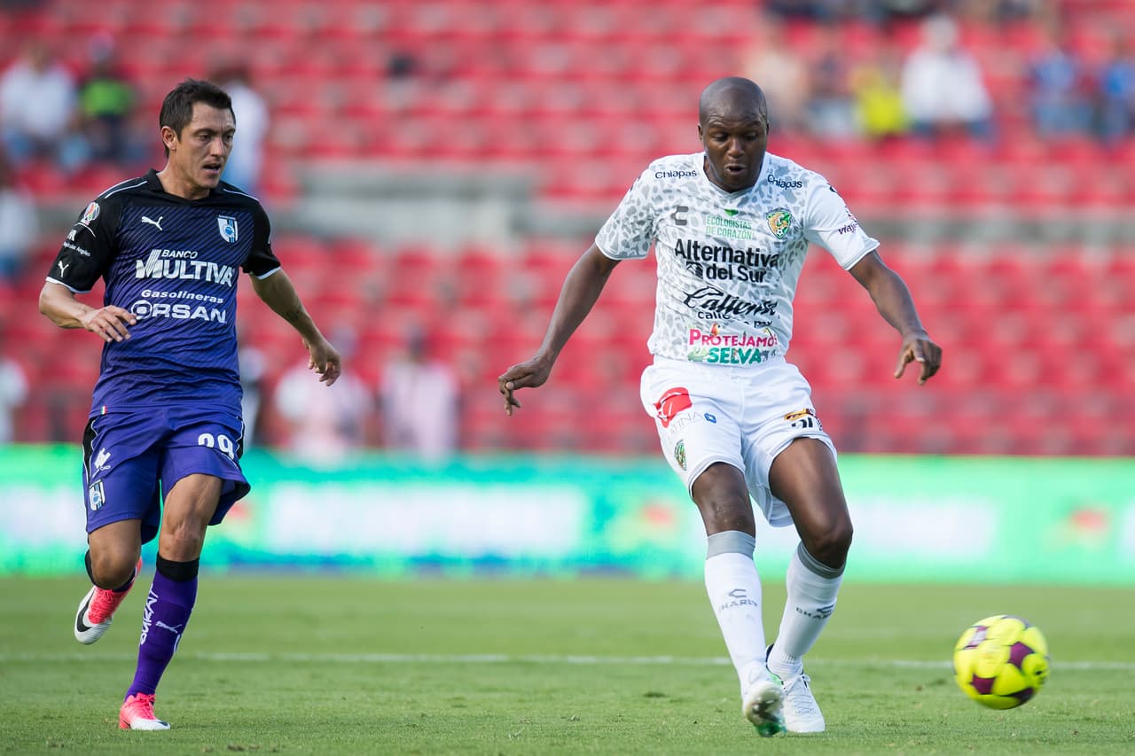 Con 35 años, el colombiano Aquivaldo Mosquera llegó como refuerzo de emergencia a Jaguares de Chiapas, pero no ha podido impedir la caída del equipo en la Liga MX.
