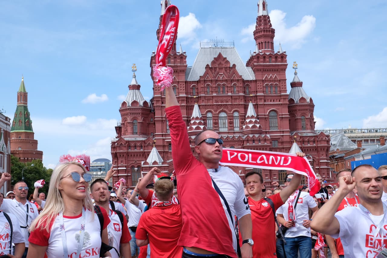 El colorido de los hinchas de Polonia y Senegal fue parte del paisaje en Moscú en medio del partido entre ambos seleccionados por el grupo H del Mundial de Rusia 2018.