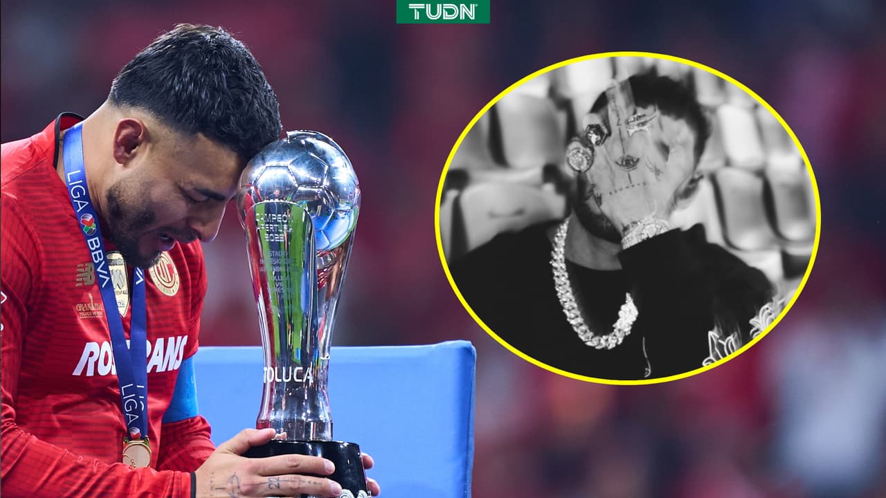 Alexis Vega presume anillos conmemorativos de sus títulos con Toluca y el Tri