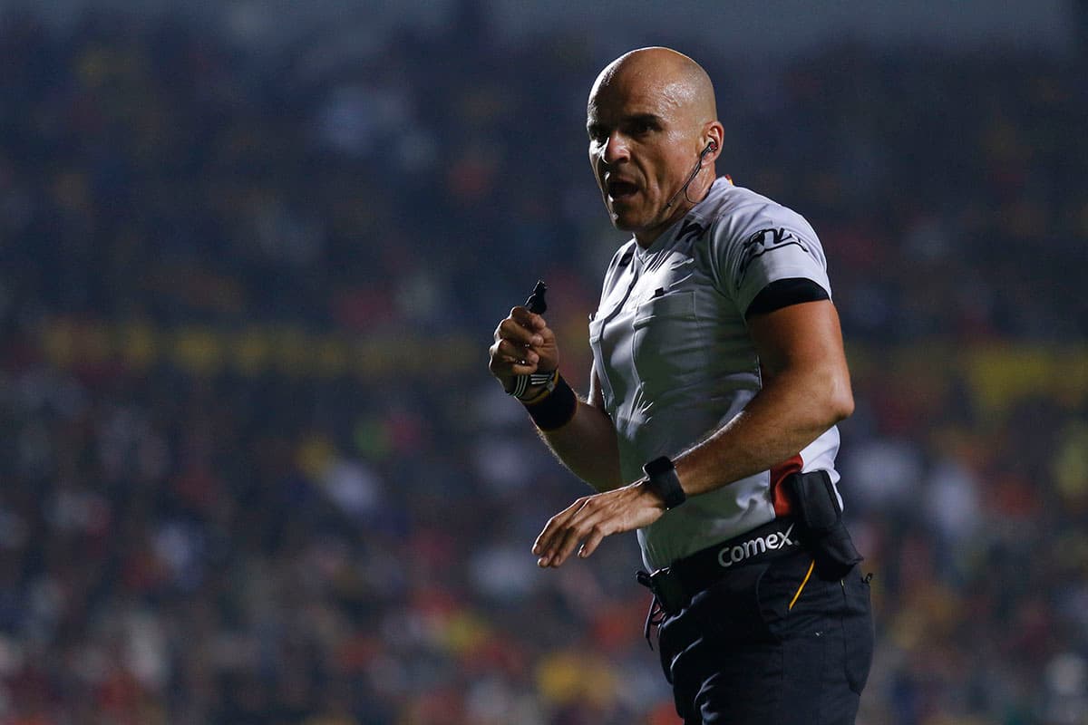 El árbitro Francisco Chacón no tuvo mayores retos durante los 90 minutos en el Estadio Morelos.