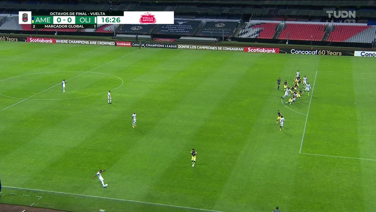 ¡CERCA! Yustin Arboleda disparó que se estrella en el poste.