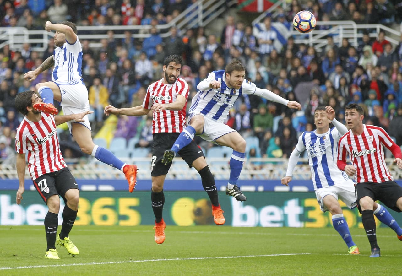 Duelo aéreo entre Raúl García (Bilbao) y Asier Illarramendi (Real Sociedad) tras un tiro de esquina en el área del equipo de San Sebastián.