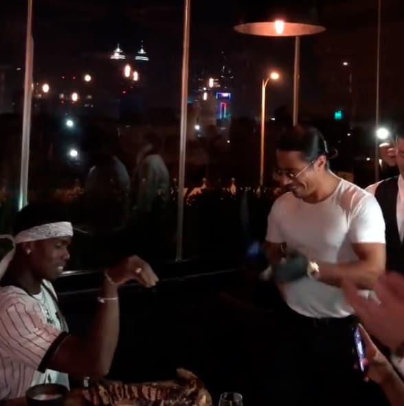 Tan bien le fue a Pogba con su sazón a la carne que se llevó los aplausos del reconocido Salt Bae en Dubai.